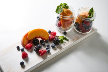 Şeftali meyve ve çilek çeşitli