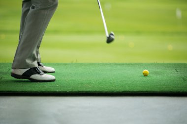 Golf sahası üzerinde süpürme topu adamım