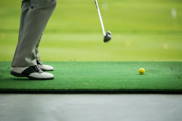 Hombre barrer pelota en campo de golf —  Fotos de Stock