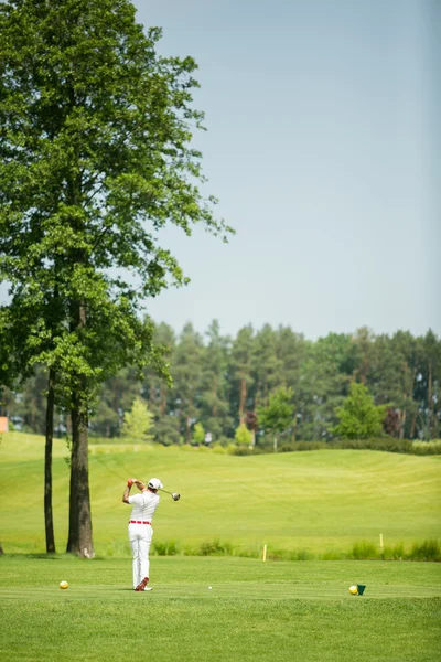 Pria bermain golf — Stok Foto