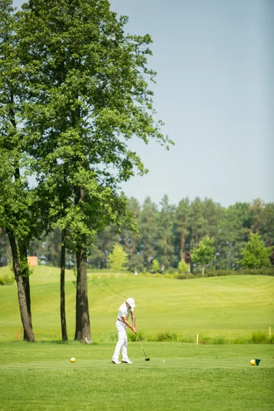 Egy férfi golfozik. — Stock Fotó