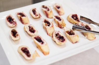 Süzme peynirli ve dutlu krep.