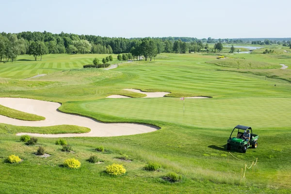 Golfauto auf Golfplatz — Stockfoto