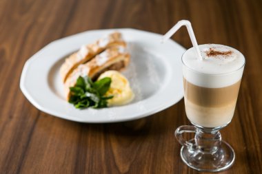 Ccappuccino ve Apple strudel