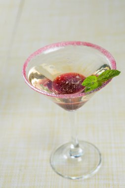 Nane ile kokteyl glasse.