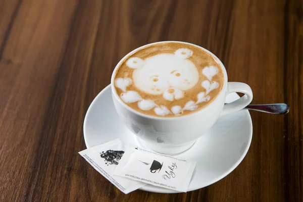Кофе-арт с украшенным медведем — стоковое фото