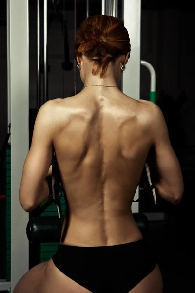 Chica en topless haciendo ejercicio en el gimnasio —  Fotos de Stock