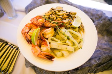 Karides yemek plaka üzerinde