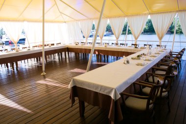 Güzel servis edilmiş şenlik masası.