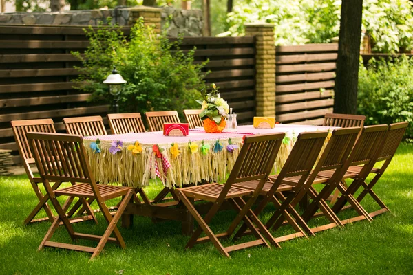 Chaises et table dans la cour arrière — Photo