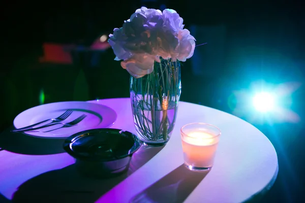 花瓶と非常に熱い蝋燭の花 — ストック写真