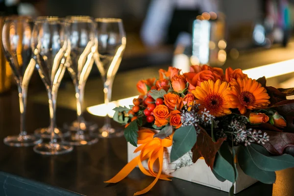 Box and orange bouquet on festive table — Stock Photo, Image