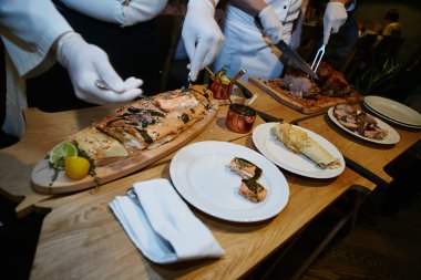 erkek aşçılar hazırla yemekleri