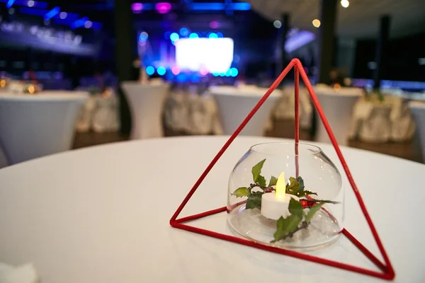 Decoração com triângulo vermelho e vela — Fotografia de Stock