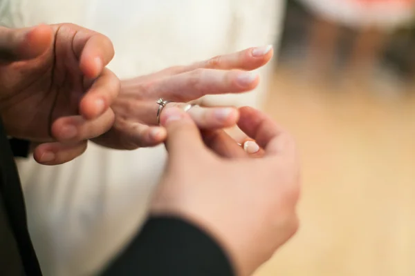 Sposo indossa anello al dito della sposa — Foto Stock