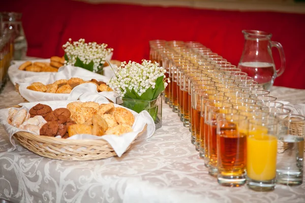 Postres y jugos en vasos —  Fotos de Stock