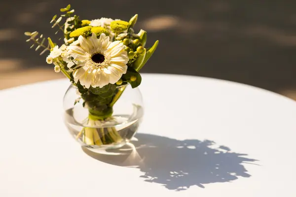 Belles fleurs en vase — Photo