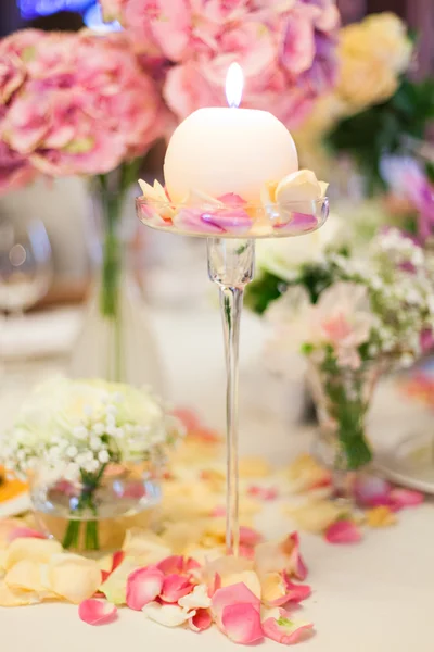 Burning Candle and petals — Stock Photo, Image