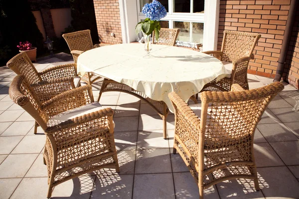 Accueil extérieur avec table et chaises — Photo