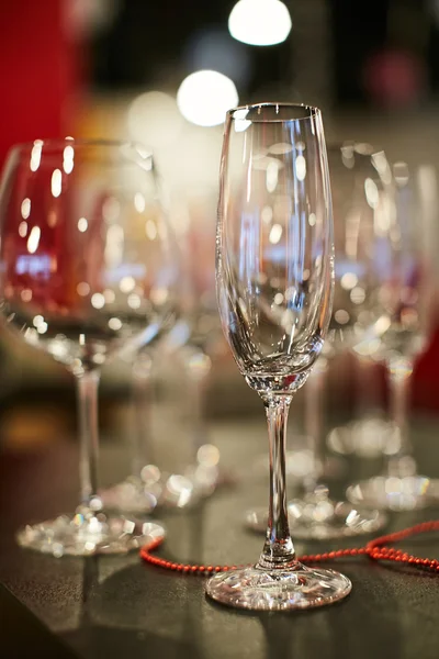 Келихи для червоного та білого вина — стокове фото
