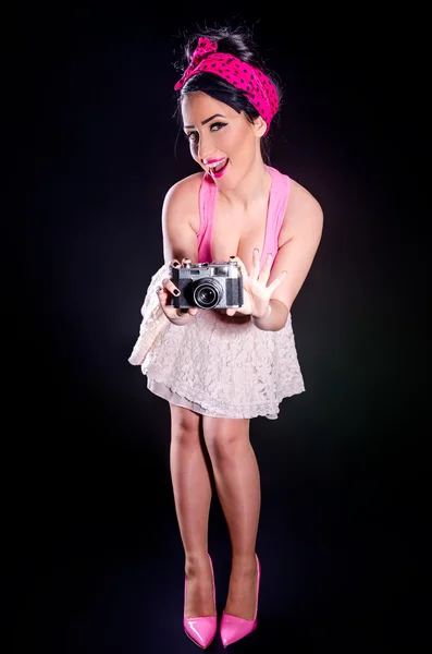 Pin-up ragazza con vecchia macchina fotografica — Foto Stock