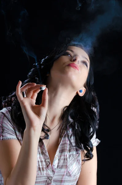 女性の喫煙大麻ジョイント — ストック写真
