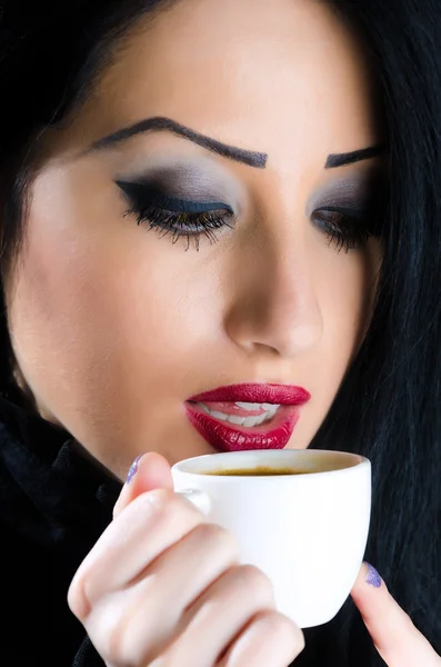 Çekici kadın kahve fincanı