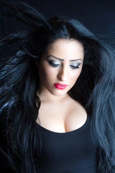 göz alıcı esmer kadın