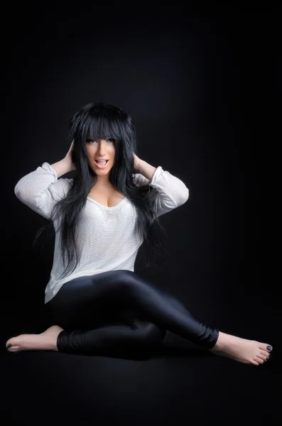 Çekici ve komik esmer kadın