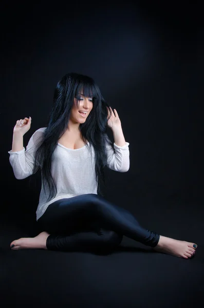 Çekici ve mutlu esmer kadın