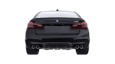 Tula, Rusya. 26 Şubat 2021: BMW M5 siyah lüks spor araba beyaz arka planda izole edildi. 3d oluşturma