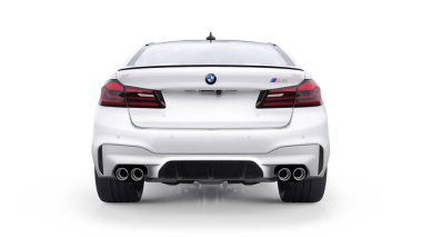 Tula, Rusya. 26 Şubat 2021: BMW M5 beyaz lüks spor araba beyaz arka planda izole edildi. 3d oluşturma