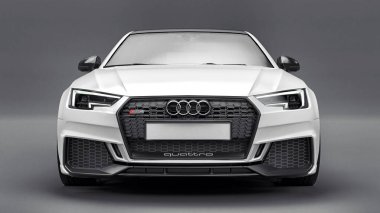 Tula, Rusya. 9 Haziran 2021: Gri arka planda izole edilmiş beyaz Audi RS4 Quattro 2018 lüks araba. 3d oluşturma