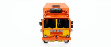 Büyük turuncu kamyon uzak bölgelerdeki uzun ve zorlu seferler için hazırlandı. Tekerlekli evi olan bir kamyon. 3d illüstrasyon