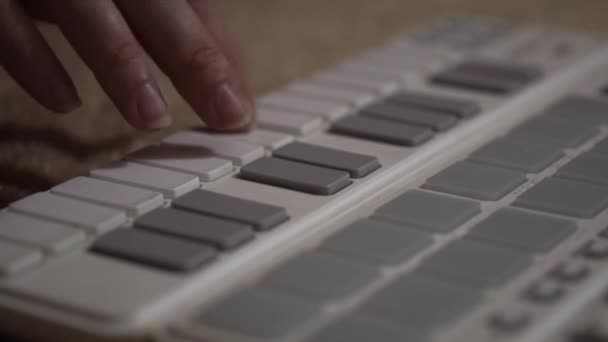 Woman hands playing on synthesizer. — Stock Video