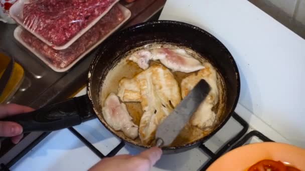 Mujer asando pollo. La carne en una sartén. Cocinar pollo . — Vídeo de stock