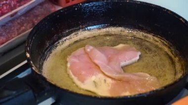 Kadın Kavurma Tavuk. Bir tavada et. Tavuk pişirme.