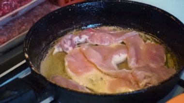 Kadın Kavurma Tavuk. Bir tavada et. Tavuk pişirme.