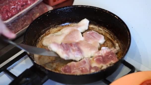 Жінка смажить курку. М'ясо на сковороді. Приготування курки . — стокове відео