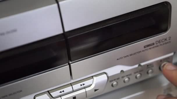 Un hombre presiona un botón y abre la grabadora de casetes . — Vídeos de Stock