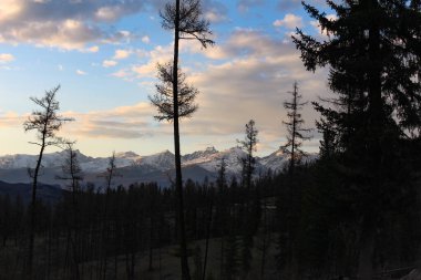 Mavi dağ gökyüzünde güzel bulutlar