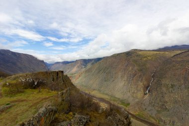 Mavi dağ gökyüzünde güzel bulutlar