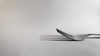 Beyaz arka plan duvar kağıtlarında çatal kaşığı, mutfak eşyaları fotoğrafçılığı..