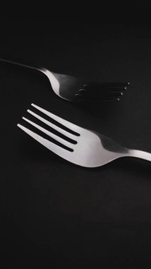Siyah arka planda çatal kaşığı, mutfak gereçleri fotoğrafçılığı, mobil duvar kağıtları..