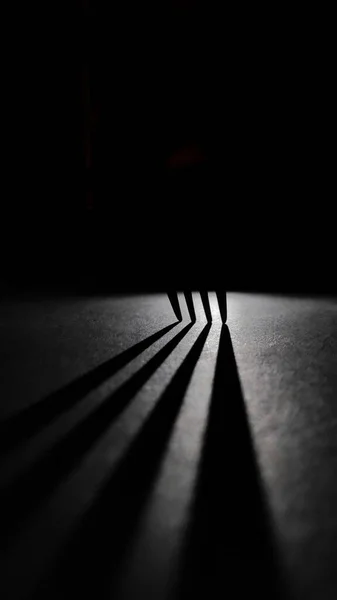 フォークスプーンの影の写真 黒の背景で 携帯電話の壁紙のための完璧な — ストック写真