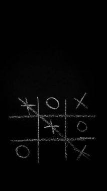 Siyah tahtada Tic tac Toe oyunu.