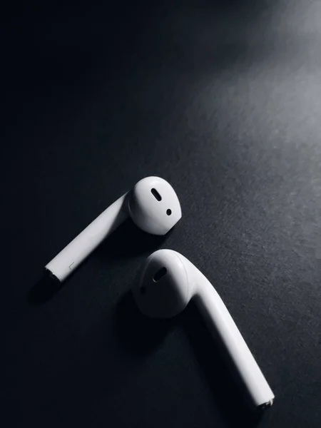 Airpods Tapety Czarnym Tle Umieszczone Zygzaku Obraz Stockowy