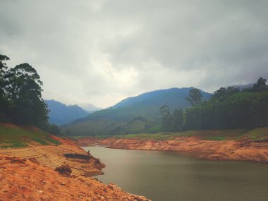 Bati ghatlarinin yanindaki vadi arasindaki çamurlu nehir..