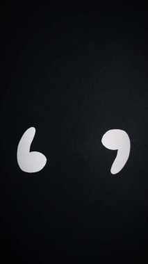 Apostrophe noktalama işareti, siyah arkaplandaki kesme işaretinin stok fotoğrafı..