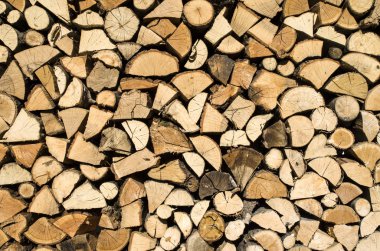 doğranmış kuru odun yığını içinde günlüğe kaydeder. 